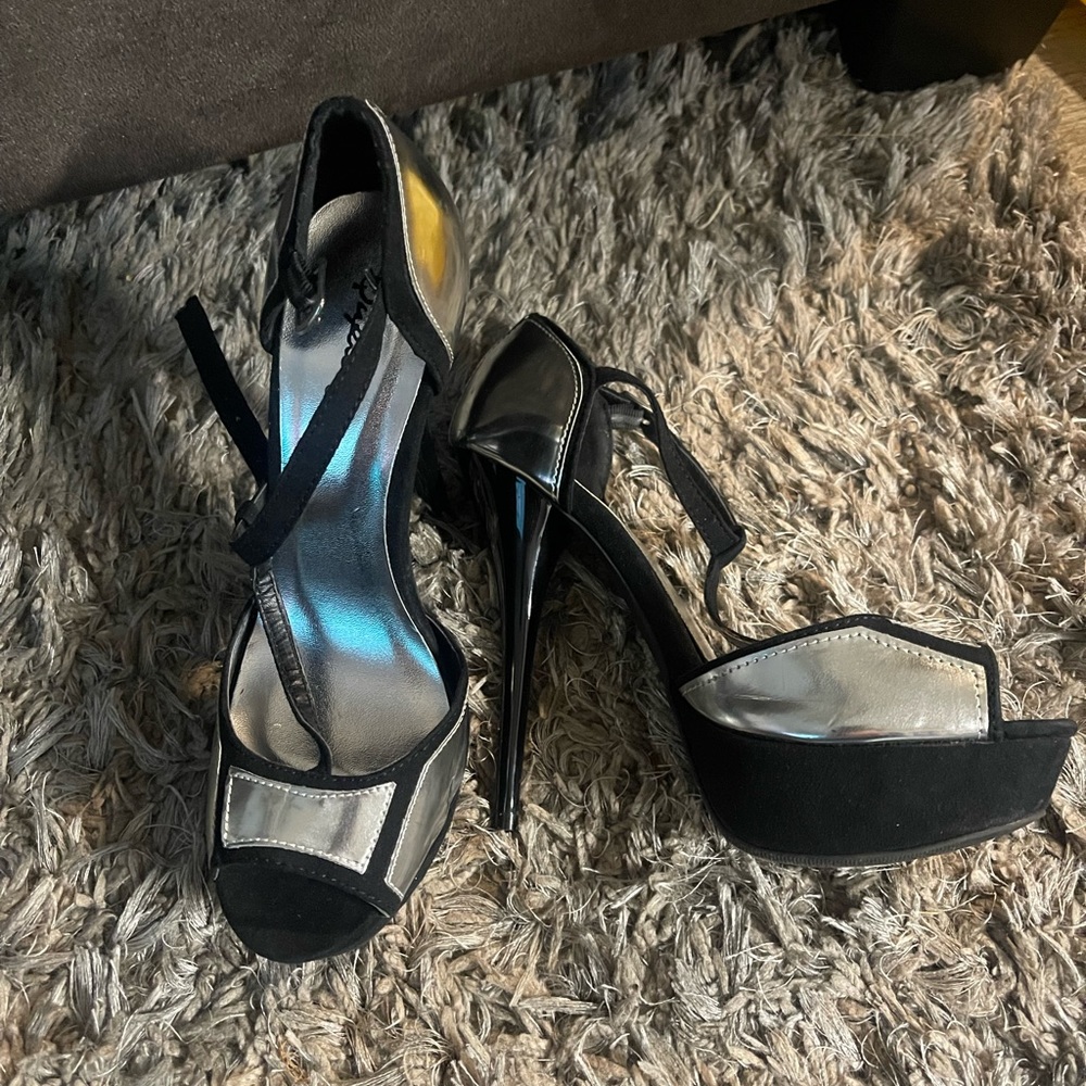 Heels - Picture 2 of 3